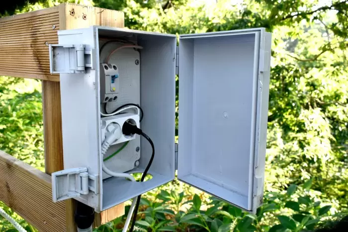 Is it safe to leave an outdoor electrical box un-mucked?