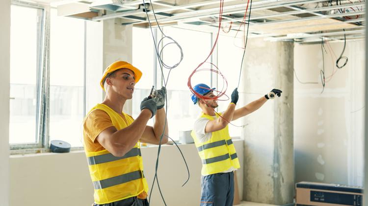 The Difference Between an Electrical Contractor and an Electrician